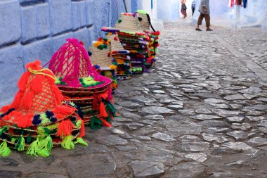 Fas 'ın Chefchaouen kasabasında satılık Maghreb tarzı geleneksel şapkalar..