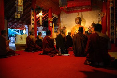   Chiangmai Tayland - 6 Şubat 2014: Birçok keşişler Buddha heykeli önünde dua için oturuyor.