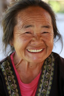 10 Şubat 2008 - Chiangmai Tayland: Kadın hilltribe kabile yerli elbise giyerek parlak bir gülümseme olduğunu.