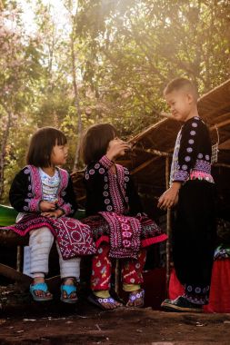 16 Ocak 2015 - Chiangmai Tayland: Bir grup kabile kabile elbiseli çocuklar sabah güneşli bir ortamda görüşüyorlar.