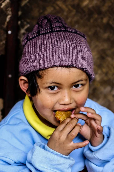 24 Aralık 2008 - Chiangmai Tayland: tatlılar yemek soğuk hava nedeniyle kalın kıyafetler giyen kırsal kız.