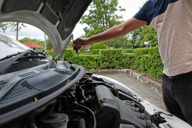 İnsan araba önce hareket güvenliği için hazırlanıyor