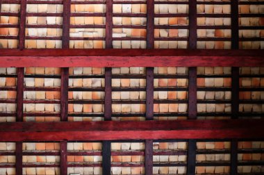 Ahşap ve pişmiş toprak kiremit bir arka plan için yapılmış antik çatılar altında resimleri.