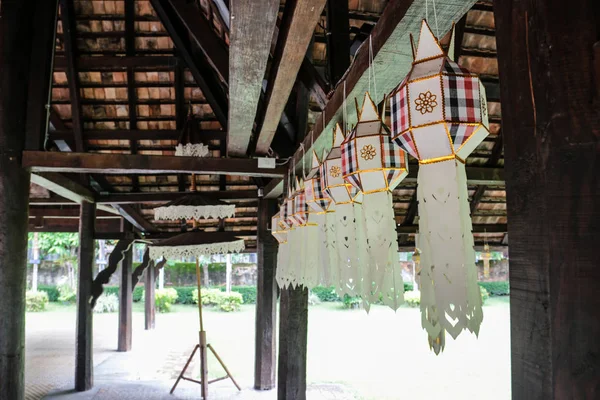 Lâmpada vintage em estilo Lanna da Tailândia pode ver no templo antigo do norte da Tailândia . — Fotografia de Stock