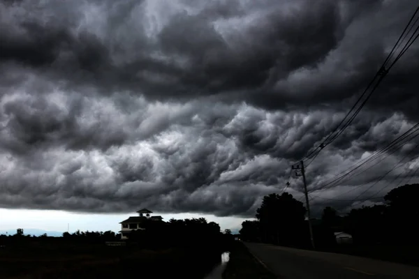 Céu, tempo, natureza, bonito, escuro, tempestade, branco, luz, chuva, paisagem, árvore, ao ar livre, escuridão, alto, stromness, beleza, cor, construindo, casa, vinda, preto, teste padrão, verão, brilhante, curso, espaço, ao ar livre, dia, vista, tempestuoso, cinza, dramático , — Fotografia de Stock