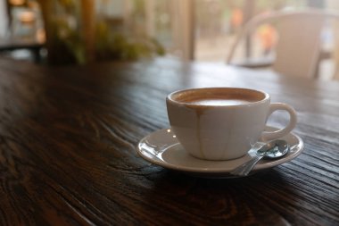 Ahşap masa ve sabahları hafif güneş sıcak kahve