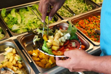 Sebze ve meyve salatası plaka sıkma insanlar. Temizlik gıda ve beslenme konsepti. Gıda Sağlık için