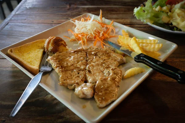 Domuz eti biftek plaka.