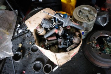 Kutusunda yedek parçalar bir araba. Tamir atölyesi ve garaj kavramı.