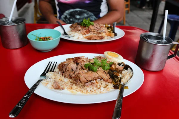 Comida popular de rua na Tailândia é cozido perna de porco no arroz . — Fotografia de Stock