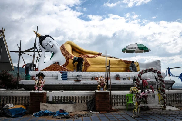 Pintores estão ajudando a pintar a estátua de Buda . — Fotografia de Stock