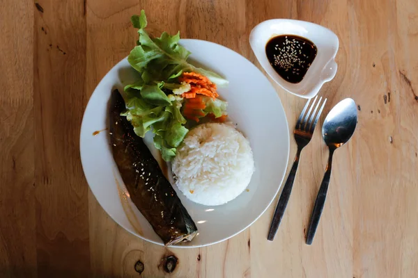 Arroz grelhado cavala em estilo japonês . — Fotografia de Stock