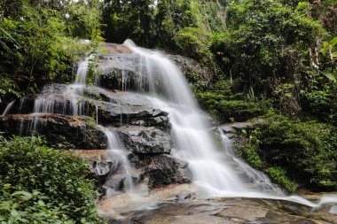 Monthathan şelale Chiangmai Tayland. Güzel şelale peyzaj.