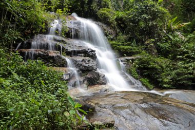 Monthathan şelale Chiangmai Tayland. Güzel şelale peyzaj.