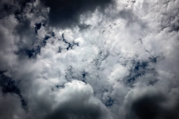 Белые облака в небе с солнечным светом . — стоковое фото