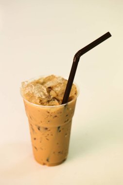 Beyaz arka plan ile plastik bardak buzlu kahve.