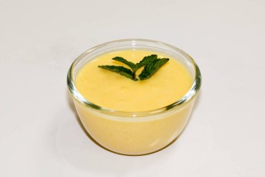 Muz smoothies camdan bir fincan