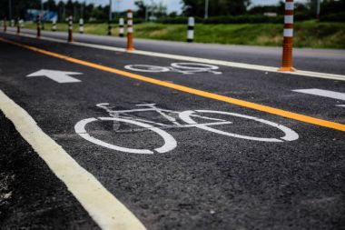 Bisiklet şeritli. Lane için bisiklet sürücüsü sokakta Chiangmai, Tayland