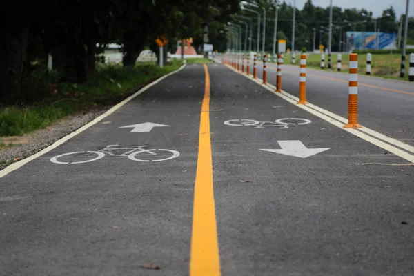 Bisiklet şeritli. Lane için bisiklet sürücüsü sokakta Chiangmai, Tayland