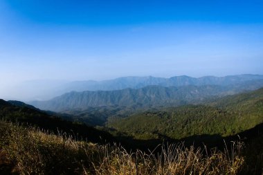 Manzara Tayland. Harika bir manzara dağ ve gökyüzünde Kuzey Tayland.