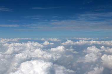 Mavi gökyüzü ve beyaz bulutlar uçak penceresinden görüntülemek