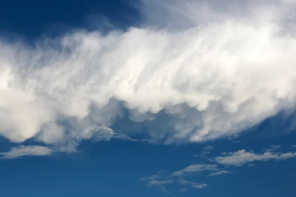 Céu azul e nuvens brancas vista da janela do avião — Fotografia de Stock