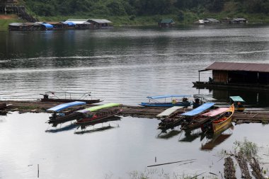 Nehre limanında yolcu gemi geldi.