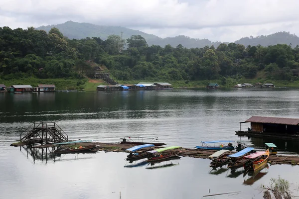 Nehre limanında yolcu gemi geldi.