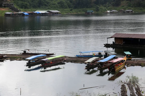 Nehre limanında yolcu gemi geldi.