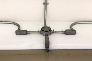 Ev veya endüstriyel kullanım için metal boru. İnşaat kavramı.