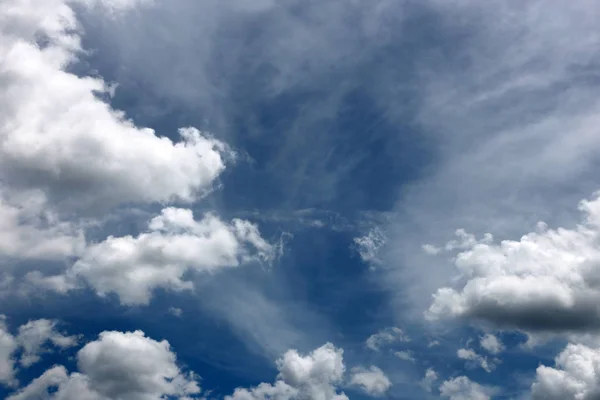 Белые облака на голубом небе для фона. — стоковое фото