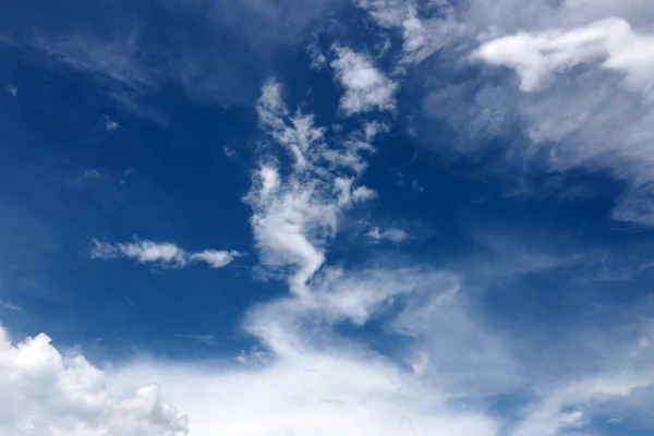 Белые облака на голубом небе для фона. — стоковое фото