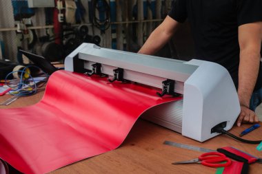 Etiket makinesi ve kırmızı etiket sayfası işleri farklı türleri sopa kullanmak için kesmek için hazır.