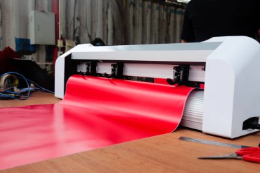 Etiket makinesi ve kırmızı etiket sayfası işleri farklı türleri sopa kullanmak için kesmek için hazır.