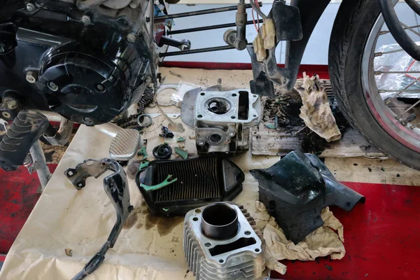 Motosiklet tamir için dağıtıldı.