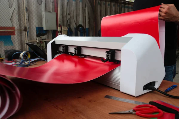 Etiket makinesi ve kırmızı etiket sayfası işleri farklı türleri sopa kullanmak için kesmek için hazır.