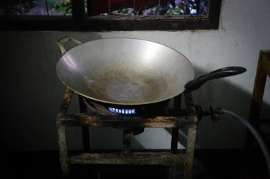 Pan bir gaz sobası yemek pişirmek için hazır ateşle yerleştirilir.