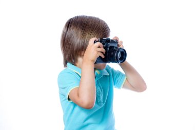 Kameralı çocuk başka tarafa bakıyor.