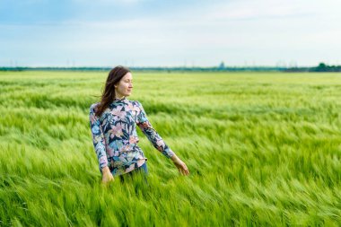 Buğday tarlasında bir kız