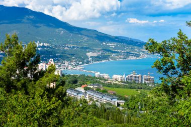 Dağlardaki sahil şehrinin manzarası. Kırım. Yalta.