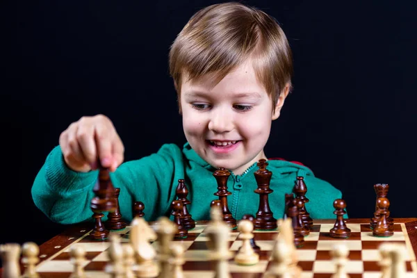 Jogue xadrez, criança inteligente, concentrada e pensante, jogando xadrez,  desenvolvimento do cérebro infantil e jogo de lógica