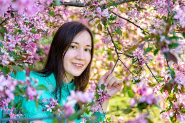 Çiçek açan ağaçtaki güzel kız