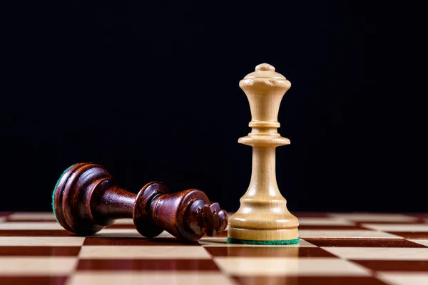 Bílá Královna Porazila Krále Černých Šachů — Stock fotografie