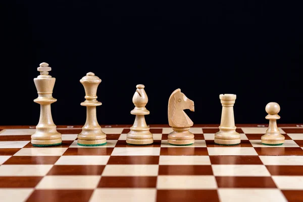 Bílé Šachové Figurky Stojí Řadě Šachovnici Černém Pozadí — Stock fotografie