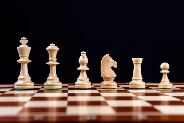 White Chess Pieces Stand Row Chessboard Black Background — Stock Photo, Image