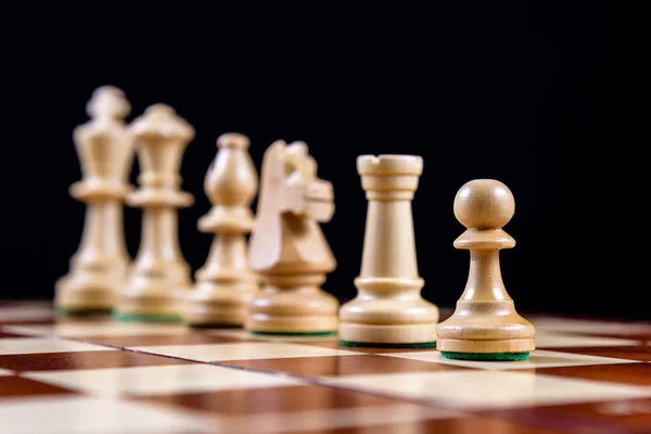 Weiße Schachfiguren Stehen Einer Reihe Mit Einem Bauern Vordergrund — Stockfoto