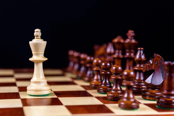 Der Weiße König Steht Vor Den Schwarzen Schachfiguren — Stockfoto