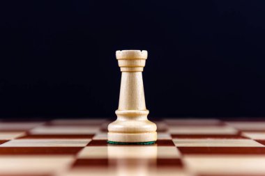 Siyah arkaplanda beyaz satranç kalesi