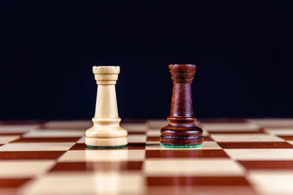 Dva Šachové Věže Černém Pozadí — Stock fotografie