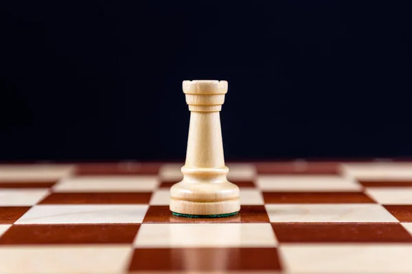 Bílá Šachová Věž Černém Pozadí — Stock fotografie